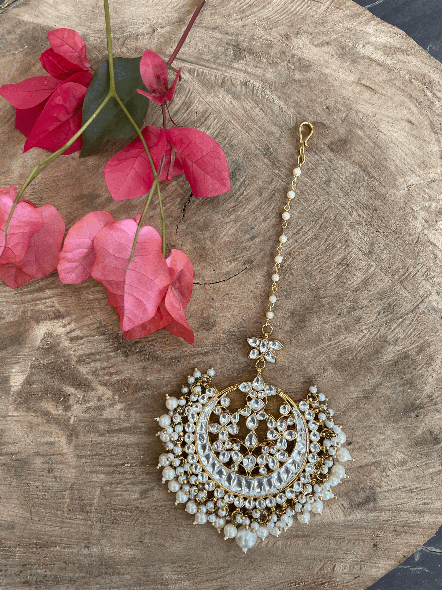 CHANDSHAPE WITH WHITE PEARL TIKKA