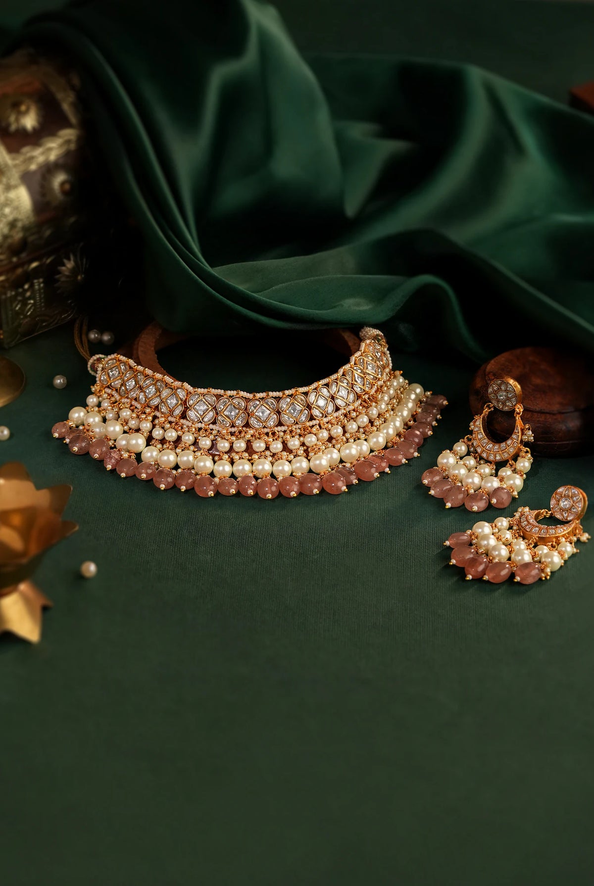 Gold finish beaded choker set with pearl