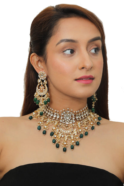 WHITE JADTAR STONE NECKLACE WITH GREEN BEADS