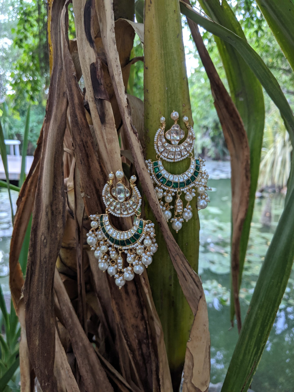GREEN AND WHITE STONE EARRINGS WITH PEARLS