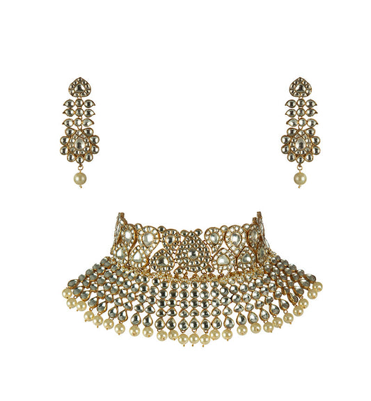 Chokar styled neckpiece with earrings