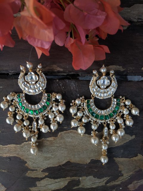 GREEN AND WHITE STONE EARRINGS WITH PEARLS
