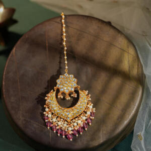 Pan shape untique tikka with rose pink drops