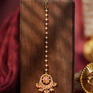 Gold finish small and delicate chandshaped maangtikka
