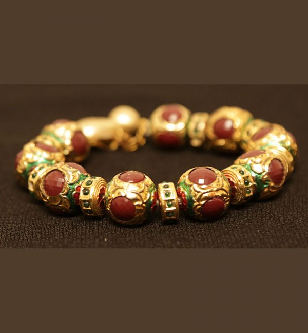 Loose Bracelet With Traditional Touch