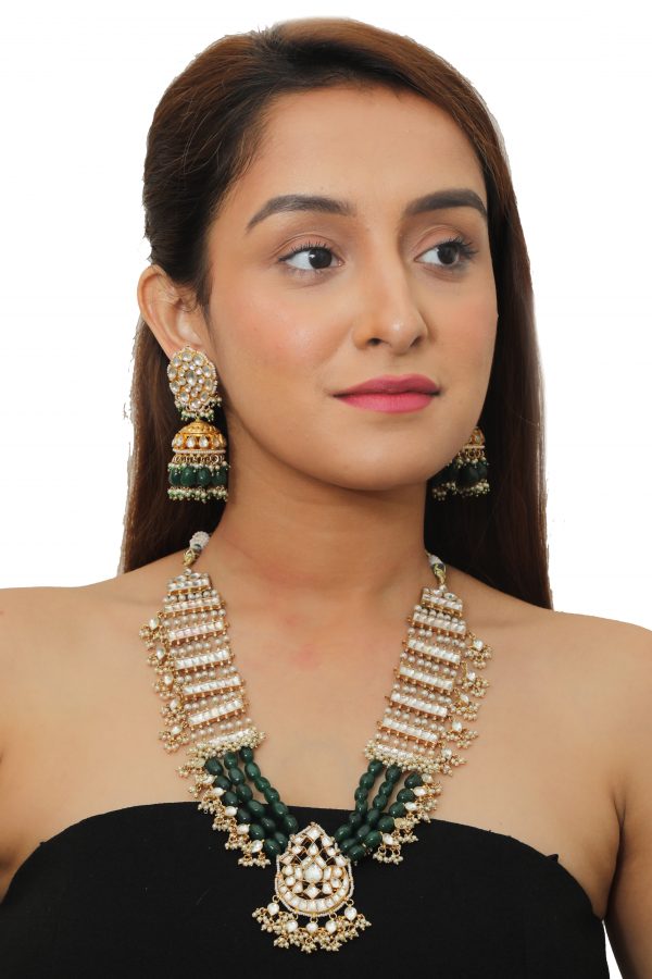LONG NECKLACE SET WITH GREEN BEADS AND WHITE JADTAR STONE