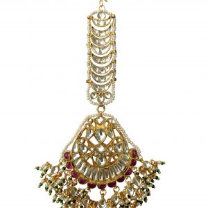 Maang tikka with pink jadtar stones and a touch of green with pearls