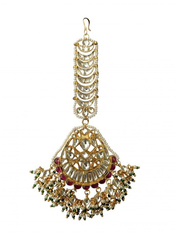 Maang tikka with pink jadtar stones and a touch of green with pearls