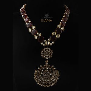 A classic neckpiece with red and white jadtar studded