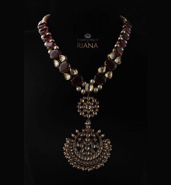 A classic neckpiece with red and white jadtar studded
