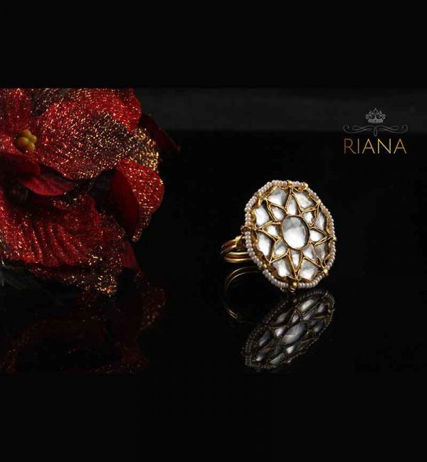 White Jadtar studded round shaped ring