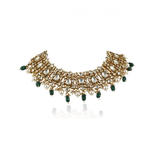 CHOKER NECKLACE SET WITH PEARL AND EMERALD GREEN BEADS, STUDDED WITH WHITE JADTAR STONES