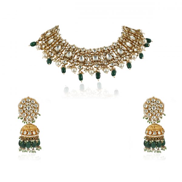 CHOKER NECKLACE SET WITH PEARL AND EMERALD GREEN BEADS, STUDDED WITH WHITE JADTAR STONES