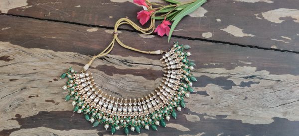 WHITE NECKLACE SET WITH LIGHT GREEN BEADS AND PEARL