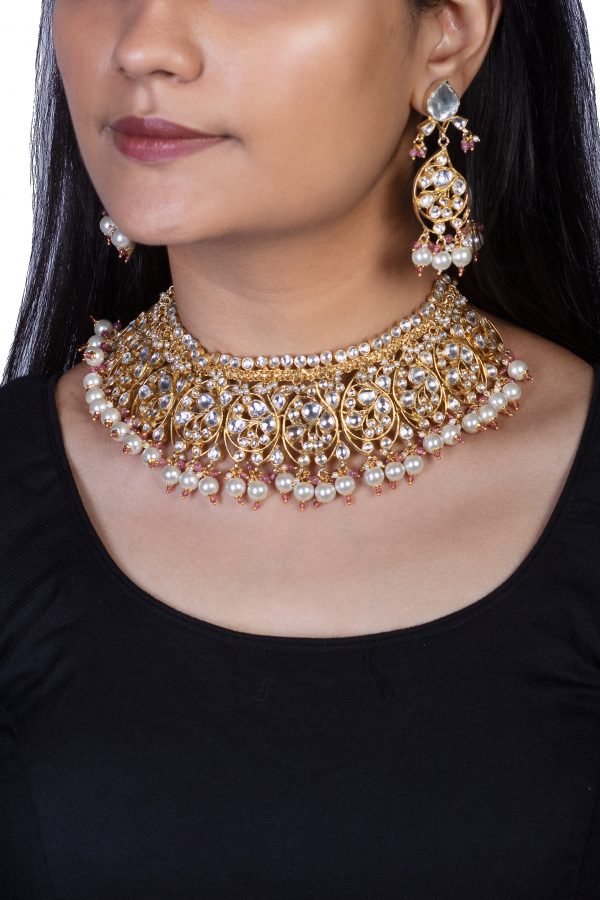 WHITE SMALL STONE OVAL MOTIVES NECKLACE SET WITH PEARL AND LIGHT PINK  HANGINGS