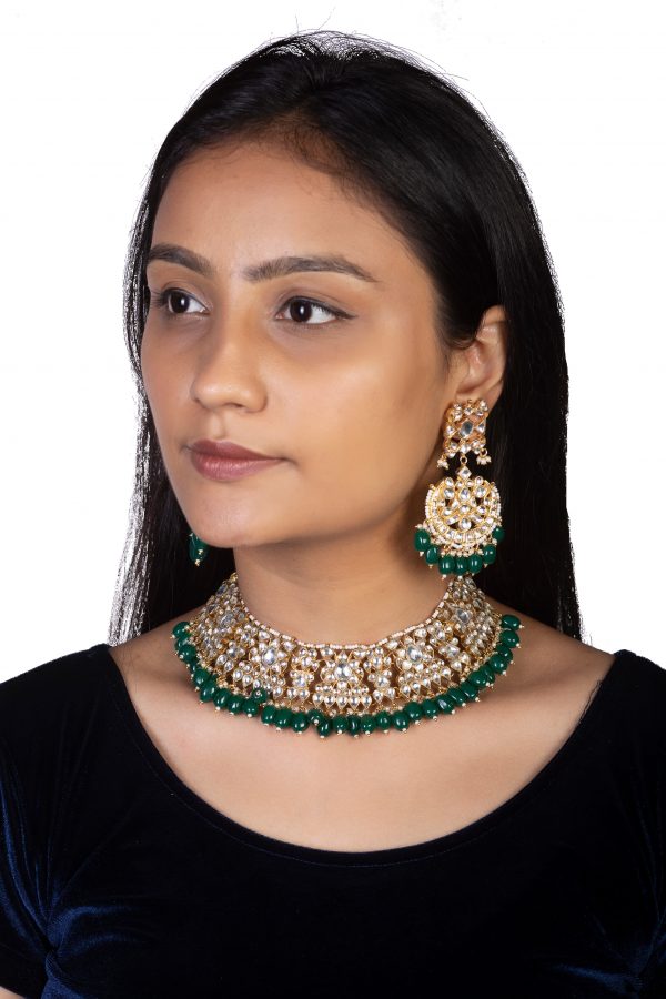 WHITE CHOKER SET WITH GREEN BEADS