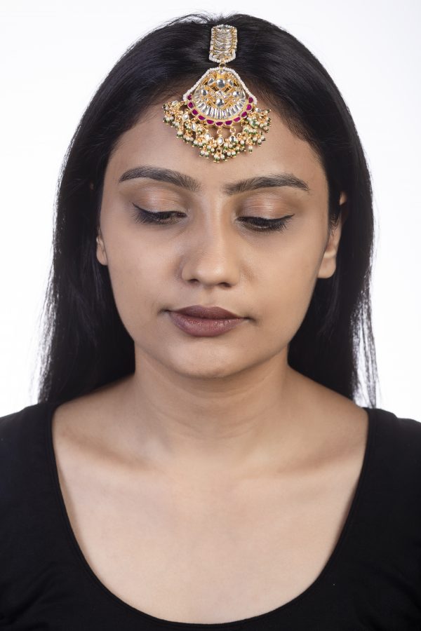 Maang tikka with pink jadtar stones and a touch of green with pearls
