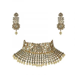 Chokar styled neckpiece with earrings