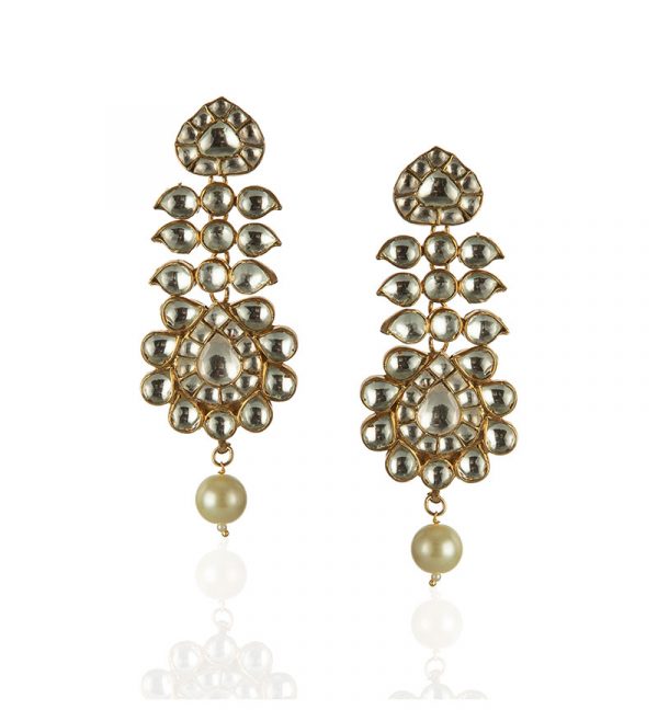 Chokar styled neckpiece with earrings