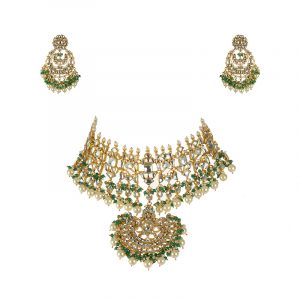 Neckpiece of green and white beads jadtar