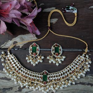 WHITE AND RED SMALL JADTAR STONE AND GREEN STONE NECKLACE WITH PEARL