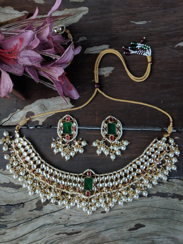 WHITE AND RED SMALL JADTAR STONE AND GREEN STONE NECKLACE WITH PEARL