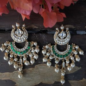 GREEN AND WHITE STONE EARRINGS WITH PEARLS