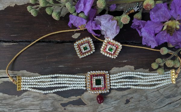 WHITE GREEN AND RED JADTAR SMALL STONE WITH 5 LINE PEARL