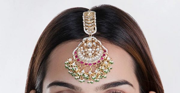 Maang tikka with pink jadtar stones and a touch of green with pearls