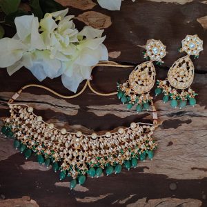 WHITE JADTAR STONE HEAVY NECKLACE WITH PEARL AND SEA GREEN BEADS